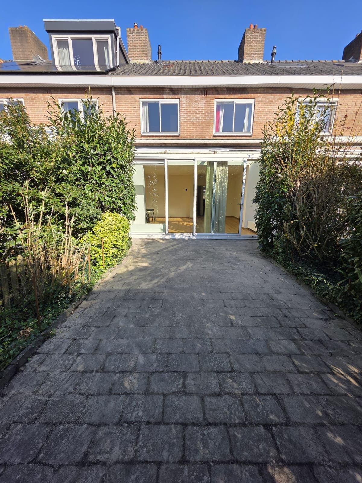 Schone ramen en verzorgde tuin van een woning in Noord-Nederland